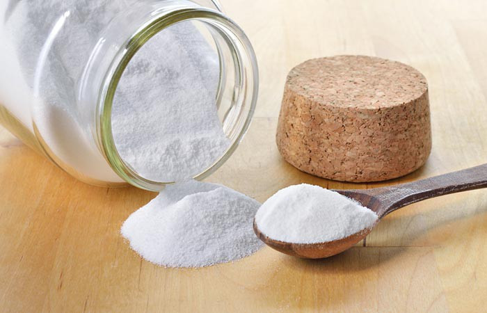 Baking Soda. 2-3 thìa baking soda và xoa trực tiếp lên tóc ướt, để khoảng 2 phút rời gội sạch. Thực hiện 2 lần/tuần. Những công thức trị gàu kể trên đều có nguồn gốc thiên nhiên vì thế cần phải có thời gian mới thấy tác dụng. Nhưng nếu tình trạng gàu của bạn không cải thiện, hãy tham khảo ý kiến bác sỹ.