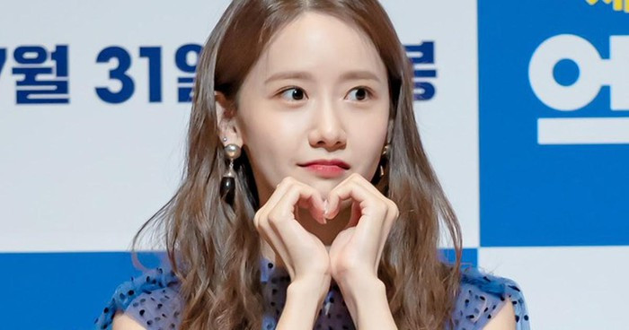 Luôn nhớ tẩy trang: Là một ca sĩ nổi tiếng, lịch làm việc của Yoona khá dày đặc và thường xuyên phải trang điểm. Điều này đồng nghĩa với việc làn da của cô luôn phải tiếp xúc với nhiều lớp trang điểm. Chính vì vậy, dù bận rộn hoặc cơ thể mệt mỏi sau ngày làm việc, Yoona vẫn áp dụng bước tẩy trang một cách chi tiết.