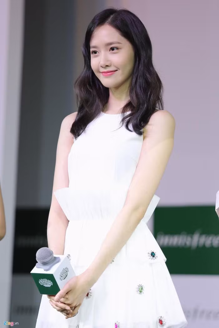 Thường xuyên đắp mặt nạ: Đối với Yoona, cô ưu tiên cho loại mặt nạ giấy có sẵn hơn là mặt nạ tự làm bởi sự tiện lợi, tiết kiệm thời gian. Mỗi ngày, sau các bước làm sạch da, nữ ca sĩ thường dùng mặt nạ dưỡng. Tùy theo tình trạng da lúc đó mà Yoona thay đổi các loại mặt nạ khác nhau cho phù hợp.