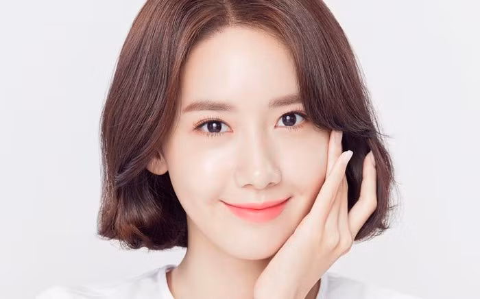 Việc làm sạch, dưỡng ẩm và đắp mặt nạ là những bước quan trọng nhất trong bí kíp dưỡng da của Yoona. Cô luôn không quên đắp mặt nạ mỗi ngày nhưng sẽ thay đổi tùy vào tình trạng da.