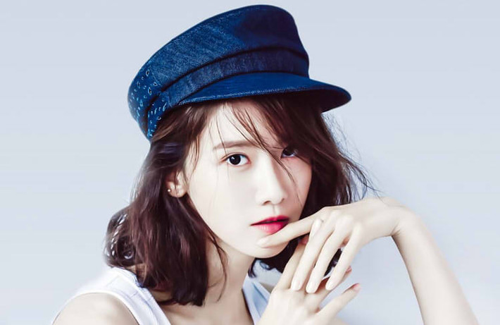 Lời khuyên của Yoona đối với những cô nàng da khô là nên thường xuyên sử dụng mặt nạ cấp ẩm và uống nhiều nước. Đặc biệt, hãy luôn mang theo bên mình một lọ kem dưỡng ẩm để chăm sóc da khi ra ngoài.