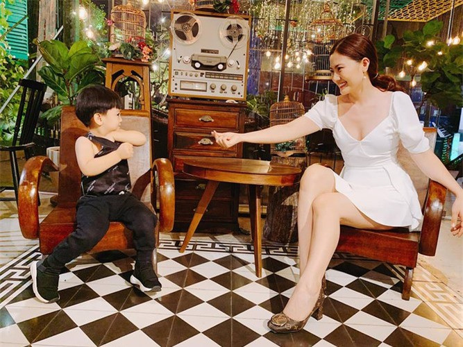 Ngọc Lan mặc váy ngắn cực gợi cảm khi đi chơi cùng con trai. Ảnh: FBNV.