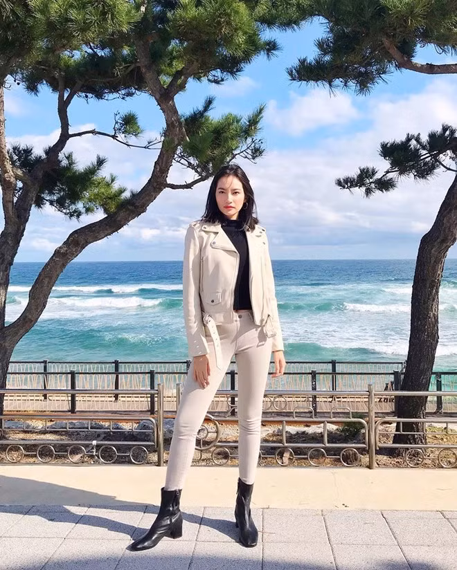 Trúc Diễm khéo léo kết hợp áo len cổ lọ và boots đồng điệu màu sắc. Ảnh: FBNV.