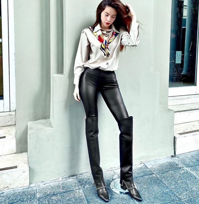 Hồ Ngọc Hà phối đồ sành điệu hơn với áo sơ mi tông màu be cùng quần da skinny và đôi boots cao quá gối.