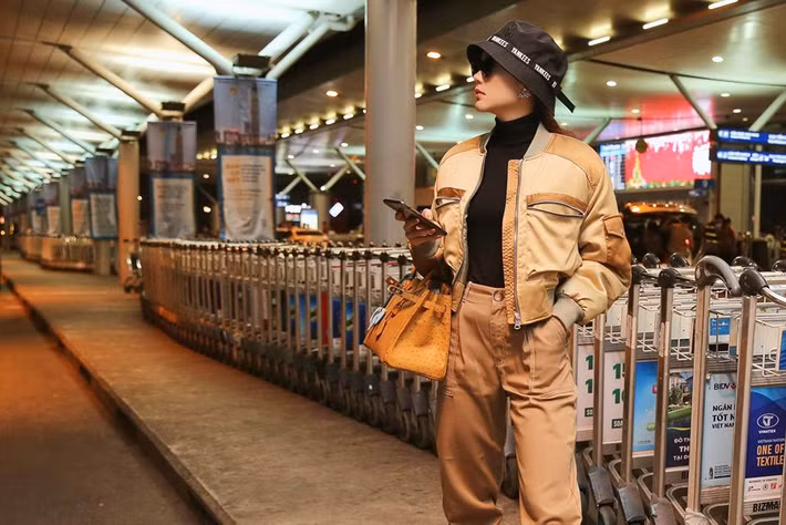 Để giữ ấm giữa những ngày lạnh, Minh Hằng phối đồ theo phong cách menswear ấn tượng.