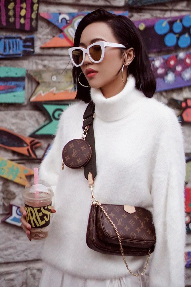 Diệu Nhi gây ấn tượng với set đồ mùa đông như áo len cổ lọ đi kèm chân váy xếp ly nữ tính trùng màu.