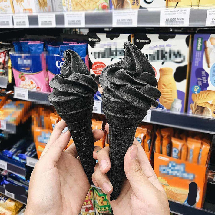 Đặc biệt, so với các loại kem khác, hương vị sản phẩm làm từ tinh than tre khá độc đáo, không chỉ riêng ngoại hình. Loại kem tinh than tre này được bán trong rất nhiều cửa hàng tiện lợi, với giá thành không quá đắt đỏ, phủ hợp với học sinh, sinh viên.