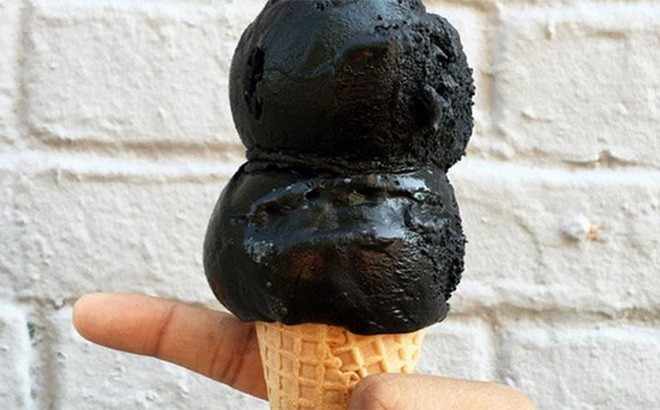 Việc sử dụng than hoạt tính trong thực phẩm bắt đầu gây tranh cãi khi một chức năng của thành phần này được đưa ra xem xét: chữa ngộ độc thực phẩm hoặc dùng thuốc quá liều trong các phòng cấp cứu.