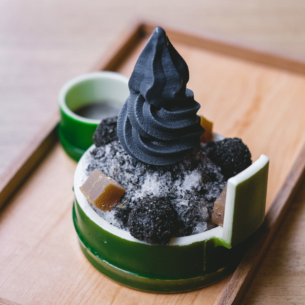 Do đó, nếu bạn đang dùng các loại thuốc như thuốc tránh thai, vitamin hay bất kì loại thực phẩm chức năng nào khác, việc ăn kem hay thực phẩm chứa than hoạt tính có thể khiến thuốc và vitamin không hiệu quả. Ảnh: Internet.