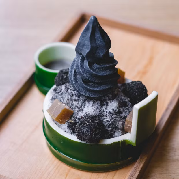 Do đó, nếu bạn đang dùng các loại thuốc như thuốc tránh thai, vitamin hay bất kì loại thực phẩm chức năng nào khác, việc ăn kem hay thực phẩm chứa than hoạt tính có thể khiến thuốc và vitamin không hiệu quả. Ảnh: Internet.