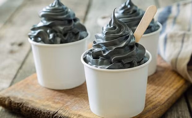 Tuy nhiên, than hoạt tính là thành phần thường xuất hiện trong mặt nạ dưỡng da, xà phòng, và các loại bột trắng răng. Stella Metsovas, tác giả cuốn “Wild Mediterranean”, cho biết ông nội của mình thường đánh răng bằng một thanh than củi vào những năm 1940.