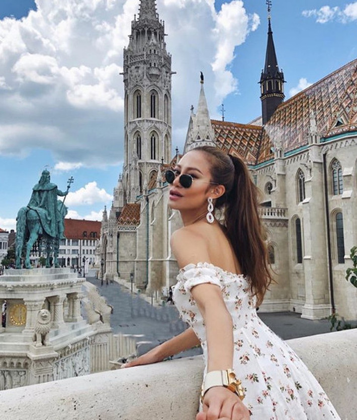 Elly Lam thường xuyên ăn mặc sang chảnh và check in tại những địa điểm du lịch nổi tiếng.