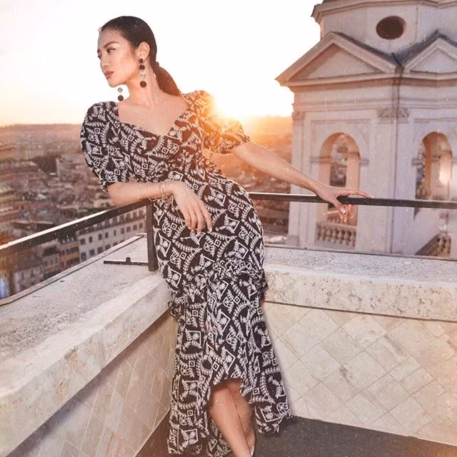 Các kiểu váy ôm sát giúp Elly Lam khoe được vóc dáng đồng hồ cát gợi cảm.