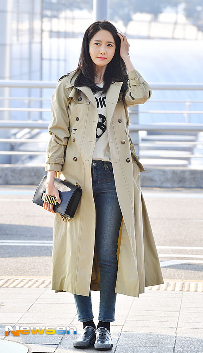 Áo phông, quần jean và áo khoác dài là một trong cách phối đồ phổ biến được Yoona lựa chọn ngày thường.