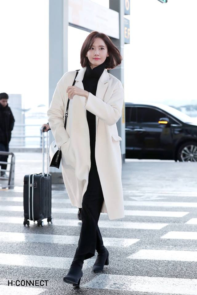 Bên cạnh đó, người đẹp còn thường xuyên diện blazer thanh lịch, dù là đi dạo phố hay ra sân bay đi lưu diễn.