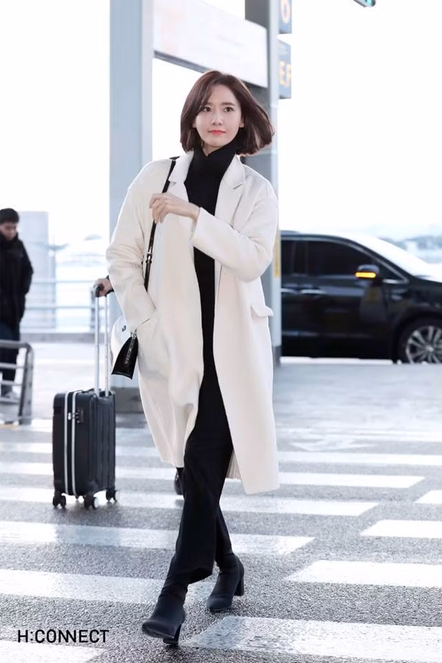 Bên cạnh đó, người đẹp còn thường xuyên diện blazer thanh lịch, dù là đi dạo phố hay ra sân bay đi lưu diễn.