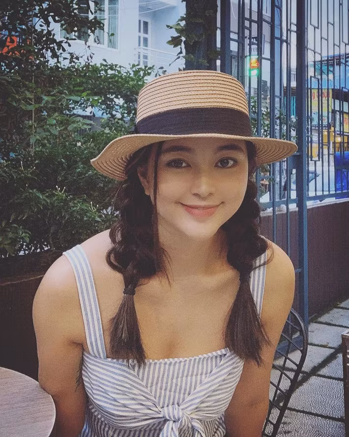 Ngoài những lúc mặc đồng phục của hàng không, nữ phi công thường xuyên mặc các trang phục trẻ trung, nữ tính.