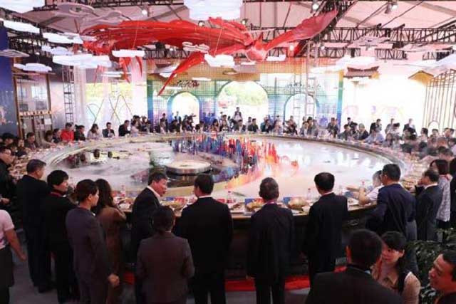 Theo thông tin đăng tải, nồi lẩu 13 tấn "siêu to khổng lồ" này là sáng tạo của nhà hàng Morals Village (De Zhuang), một trong những nhà hàng lẩu lớn nhất tại thành phố Trùng Khánh, Trung Quốc.