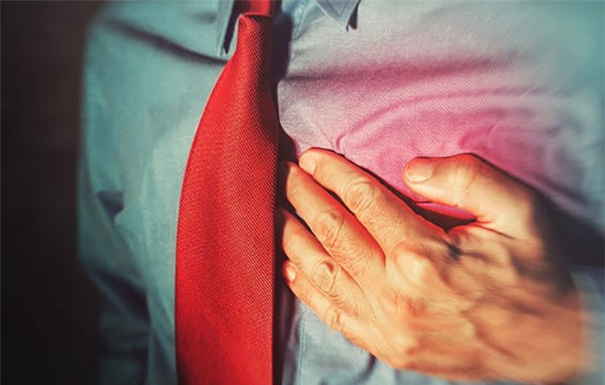 Tức ngực, khó thở: Nói một cách đơn giản, các chất gây dị ứng trong thực phẩm có thể kích hoạt phản ứng miễn dịch, dẫn đến số lượng lớn các tế bào bạch cầu (gọi là eosinophilis) tới thực quản của bạn, gây ra viêm, làm cho cổ họng của bạn cảm thấy bị thắt chặt hoặc giống như thức ăn đang bị mắc kẹt trong khí quản của bạn.