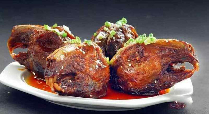 Người Tứ Xuyên có thú vui ẩm thực là gặm nhấm đầu thỏ sốt cay, điều này khiến nhiều du khách cảm thấy rùng mình sợ hãi.