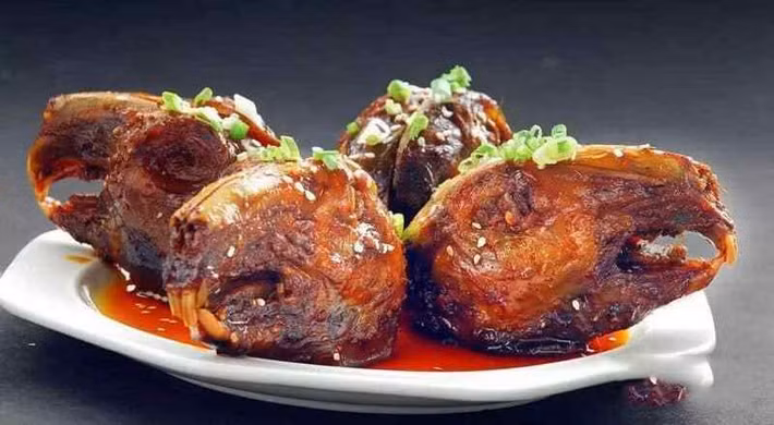 Người Tứ Xuyên có thú vui ẩm thực là gặm nhấm đầu thỏ sốt cay, điều này khiến nhiều du khách cảm thấy rùng mình sợ hãi.