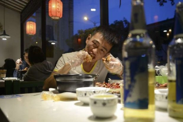 Nếu đủ can đảm, bạn có thể nếm thử món đầu thỏ sốt cay để hiểu hơn về nền ẩm thực phong phú, đậm đà của Tứ Xuyên.