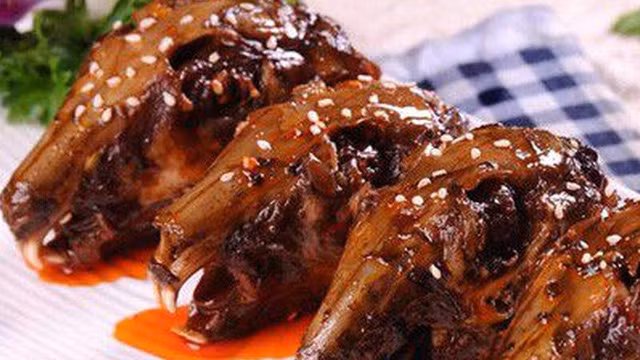 Lý giải việc tại sao người Tứ Xuyên lại thích ăn đầu thỏ, chuyên gia nghiên cứu ẩm thực Trung Quốc, bà Fuchsia Dunlop cho rằng họ rất thích “vật lộn” với các món ăn.