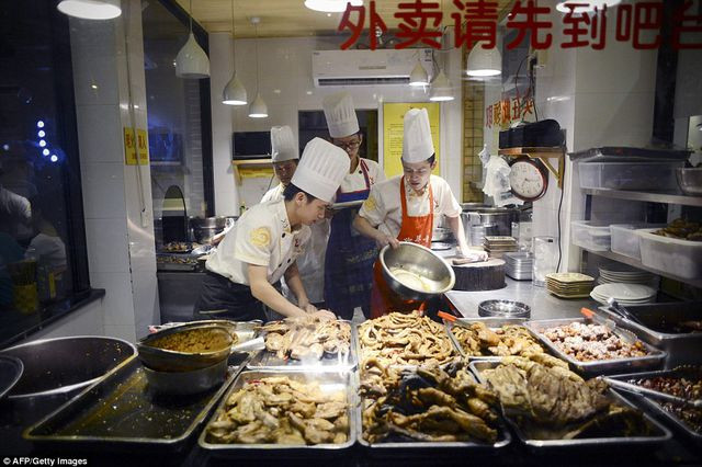 Với món đầu thỏ sốt cay, thực khách sẽ dùng tay không để bốc, sau đó khéo léo đập vỡ để hút trực tiếp phần óc béo ngậy bên trong.