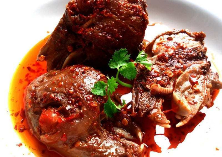 Thịt thỏ ở Tứ Xuyên được chế biến thành nhiều món đa dạng như lẩu thỏ, thịt thỏ cay, đầu thỏ sốt cay… Muốn có được món ăn ngon đúng điệu thì đòi hỏi người đầu bếp phải thật tỉ mỉ, kỳ công.