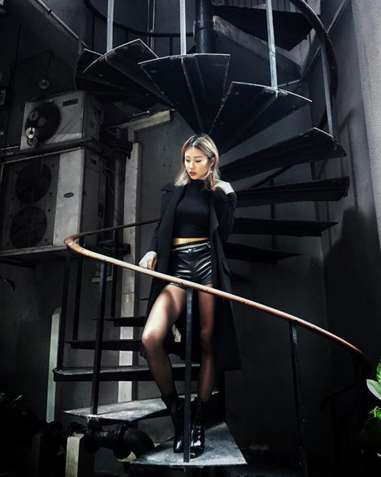 Cô nàng có gu thời trang cực chất và cá tính.