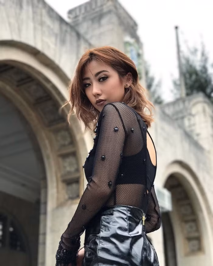 Các phối đồ cá tính của người đẹp Singapore khiến nhiều người hâm mộ mê mẩn.