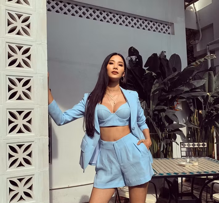 Người đẹp trông cực nóng bỏng và hiện đại với set đồ thời trang sang chảnh.