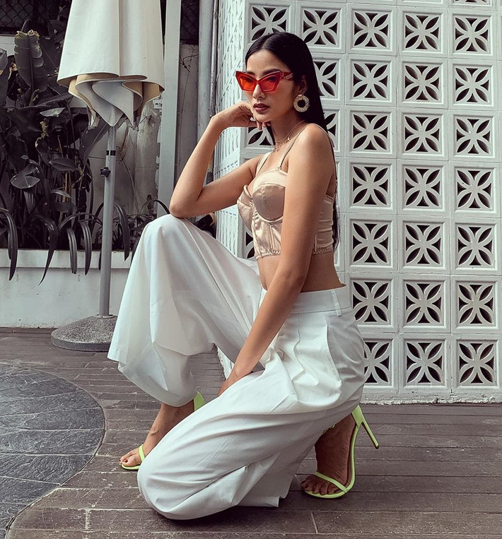 Cô còn thường xuyên kết hợp bra-top với quần âu nhằm khoe vòng một và vóc dáng bốc lửa.