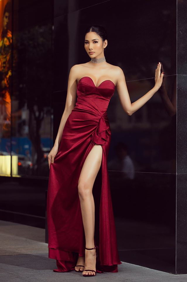 Những kiểu đầm dạ hội cúp ngực xẻ sâu giúp Hoàng Thùy khoe trọn hình thể quyến rũ. Ảnh: FBNV.