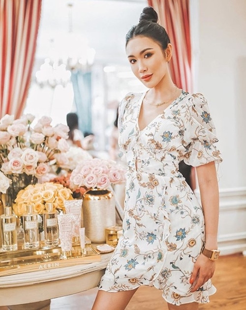 Bất kể mặc đơn giản hay cầu kỳ, kín đáo hay gợi cảm, vẻ đẹp của cô tiểu thư Ploypayap Srikarnchana đều khó trộn lẫn. Ảnh: Internet.