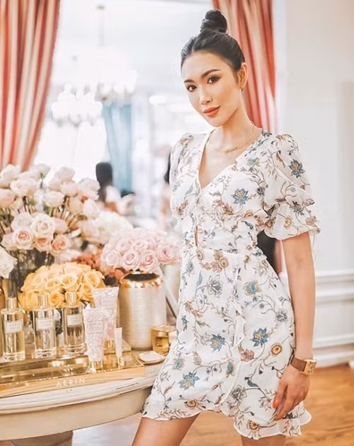 Bất kể mặc đơn giản hay cầu kỳ, kín đáo hay gợi cảm, vẻ đẹp của cô tiểu thư Ploypayap Srikarnchana đều khó trộn lẫn. Ảnh: Internet.