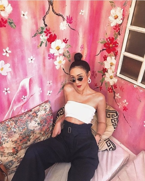 Không chỉ biết mặc đẹp, Ploypayap Srikarnchana còn là gương mặt đại diện của nhiều nhãn hàng thời trang, phụ kiện và làm đẹp tại Thái.