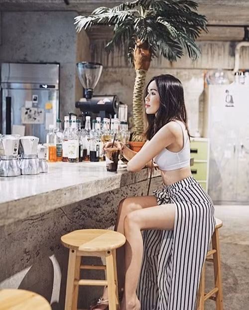 Cách phối đồ vừa sang chảnh vừa gợi cảm của cô nàng được dân mạng khen không ngớt.