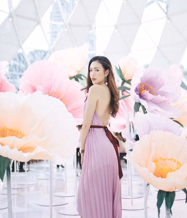 Nhờ được đào tạo bài bản về thời trang cộng với vóc dáng hoàn hảo, thần thái sang chảnh, những trang phục được Ploypayap mặc đều nhanh chóng tạo ra xu hướng.