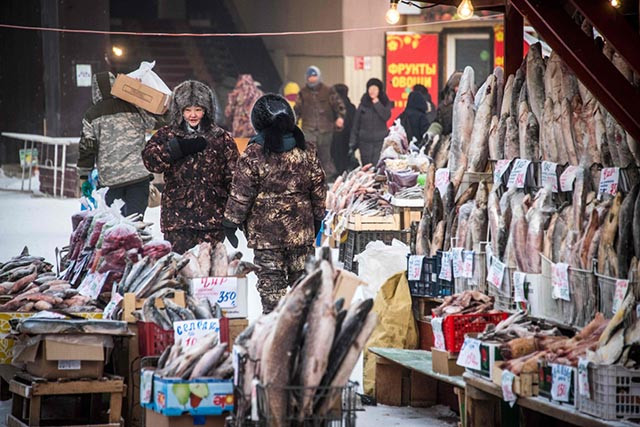 Trong khoảng thời gian từ tháng 11 đến tháng 3, nhiệt độ ở Yakutsk luôn luôn dưới -50 độ C. Thời điểm này, người dân thường mặc áo khoác lông và hạn chế ra ngoài.