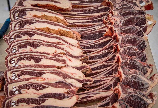 Không chỉ có cá, rất nhiều loại thịt cũng được bày bán tại đây.