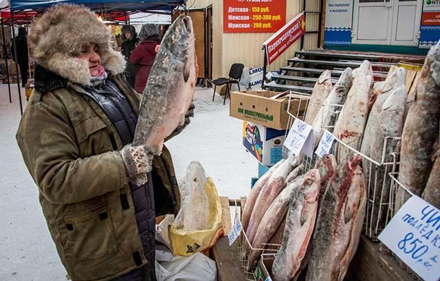 Vào mùa đông, các loại rau củ bày bán rất ít, người ta thường bán cá thịt là chủ yếu.
