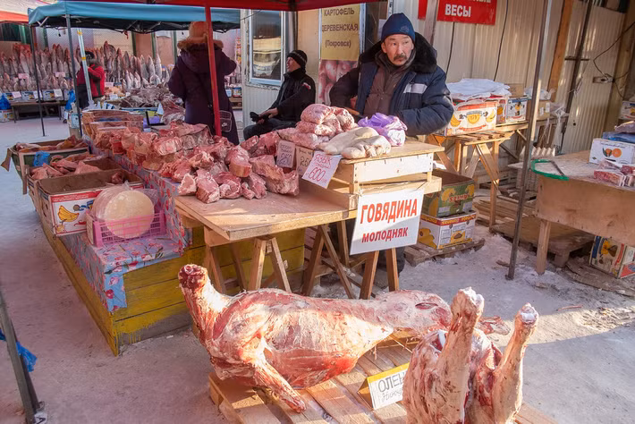 Những tảng thịt lớn được bày bán ngay ngoài trời.