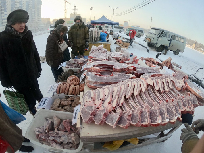 Dù vậy những miếng thịt vẫn đóng băng bởi nhiệt độ hà khắc ở nơi này. Ảnh: Internet.