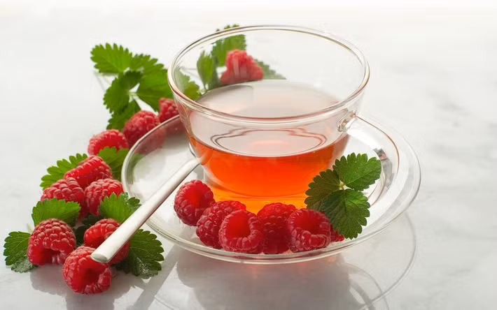 Trà lá mâm xôi hỗ trợ giảm đau bụng kinh: Đây là thực phẩm tốt chứa nhiều vitamin và khoáng chất cần thiết cho cơ thể phụ nữ như sắt, canxi, kali, vitamin B, A, C và E. Uống trà lá mâm xôi có thể làm giảm các triệu chứng của hội chứng tiền kinh nguyệt (PMS), chảy máu nặng và chuột rút.