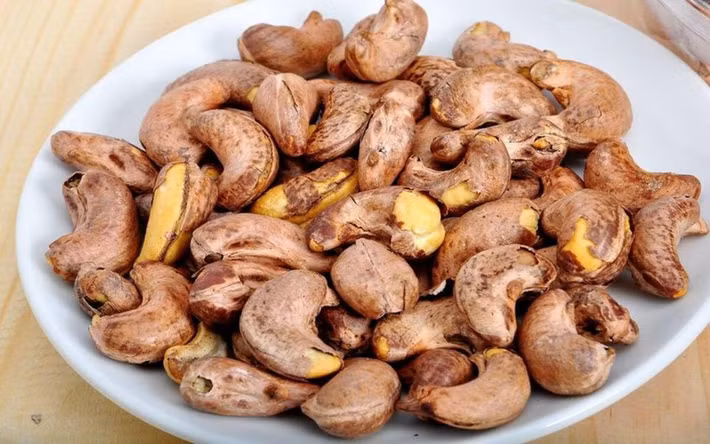 Hạt điều hỗ trợ chuyển động cơ bắp: Hạt điều là một nguồn khoáng chất tốt, đặc biệt là magiê, kali, phốt pho, kẽm và selen, và chúng có chứa một số sắt, mangan và đồng cần thiết cho sự chuyển động điện của tim và cơ bắp.