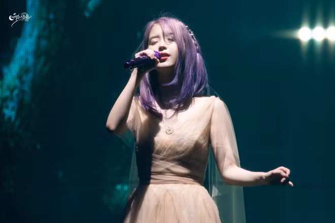 Hồi đầu tháng, IU cũng từng trở thành tâm điểm chú ý khi nhuộm tóc màu tím. Cô khoe kiểu tóc mới tại concert Love, Poem diễn ra tại Gwangju, Hàn Quốc.