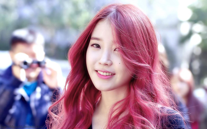 Mái tóc nhuộm màu đỏ làm tôn lên nước da trắng nõn của người đẹp.