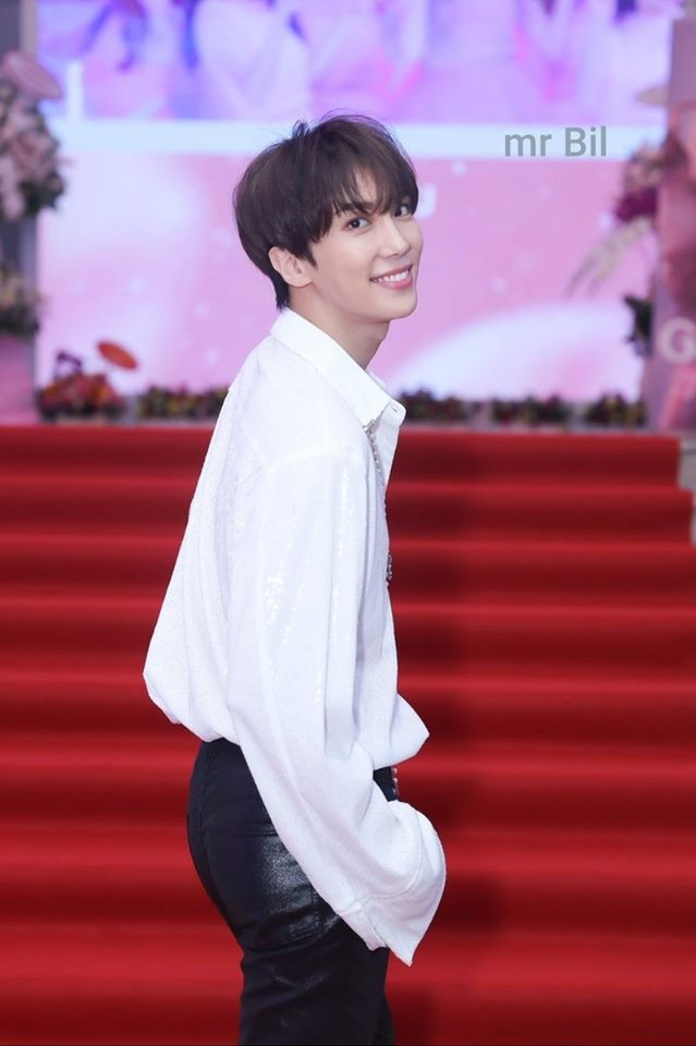 Chỉ cần phối áo sơ mi trắng đơn giản với quần da, anh chàng đã đủ bảnh bao để "hớp hồn" các cô gái.