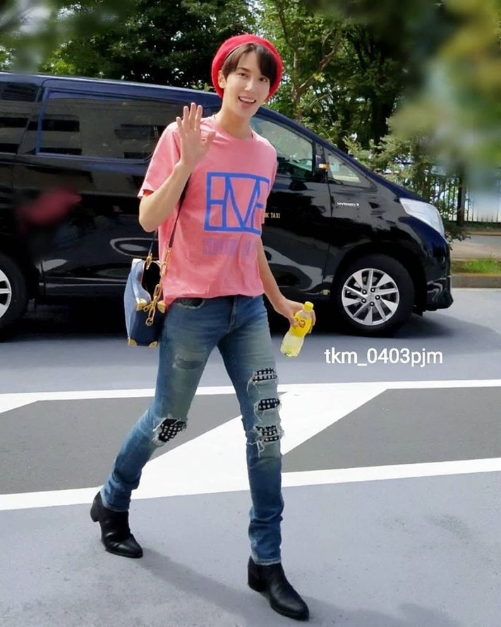 Thời trang xuống phố của Park Jung Min rất trẻ trung với áo phông và quần jean.